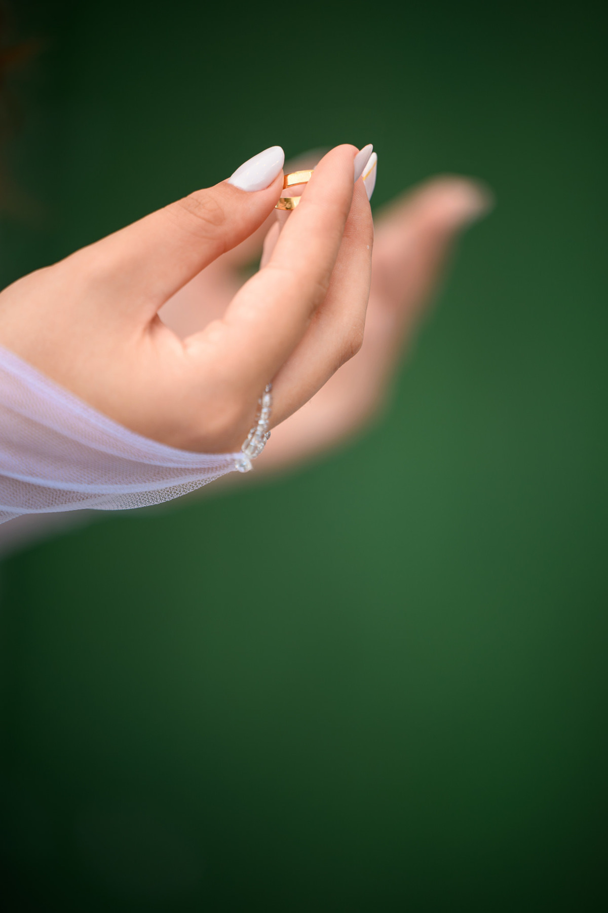 Close da aliança durante a cerimônia de casamento