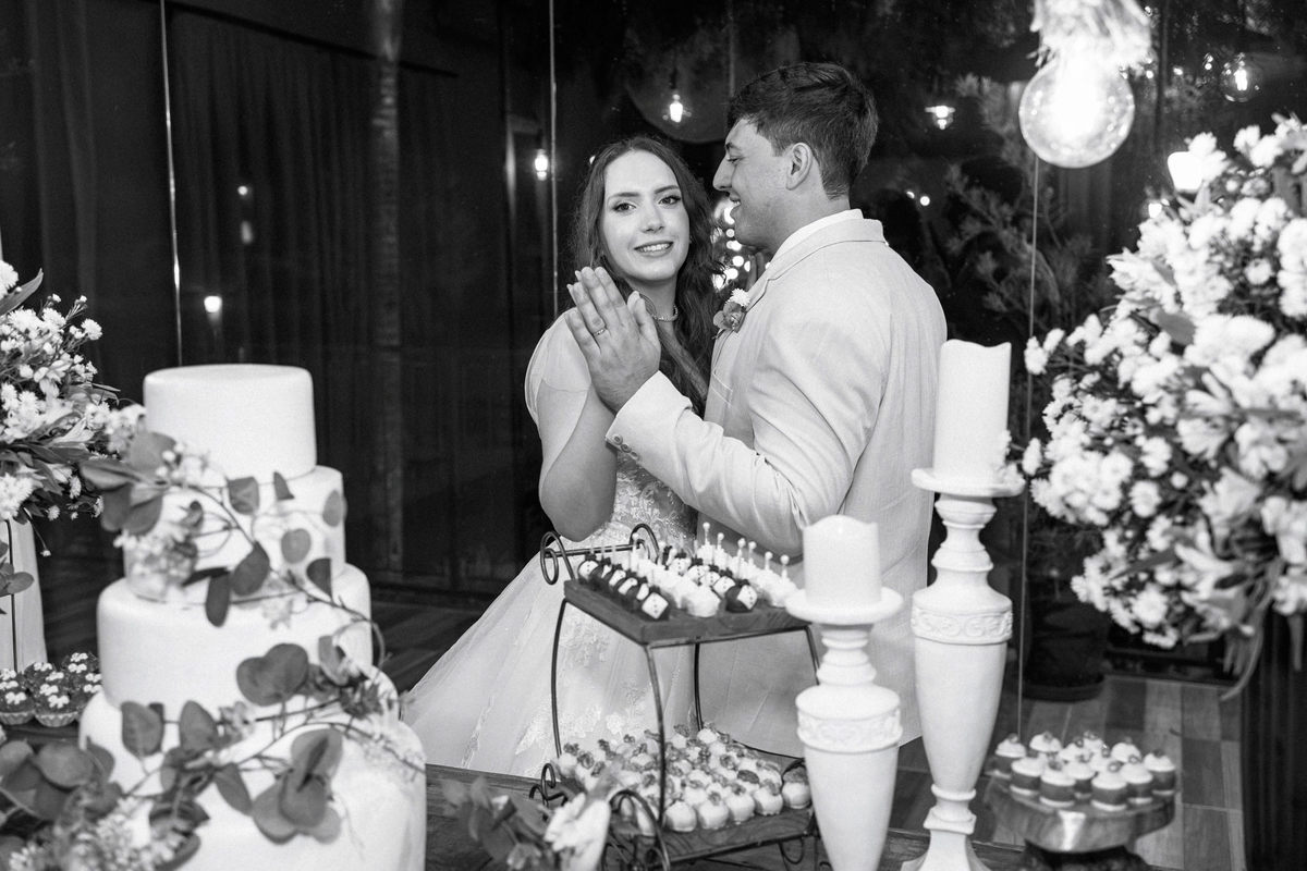 Casal junto ao bolo em fotografia preto e branco
