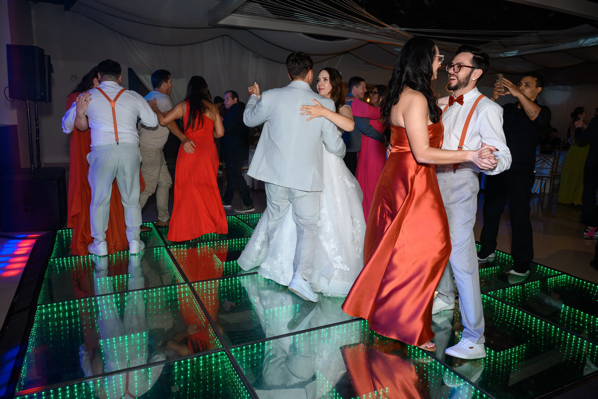 Noivos dançando juntos na pista da recepção