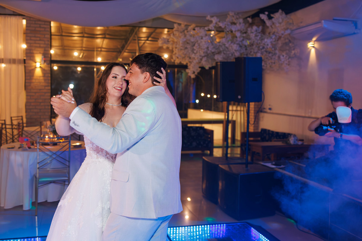  Casal durante a dança na recepção do casamento