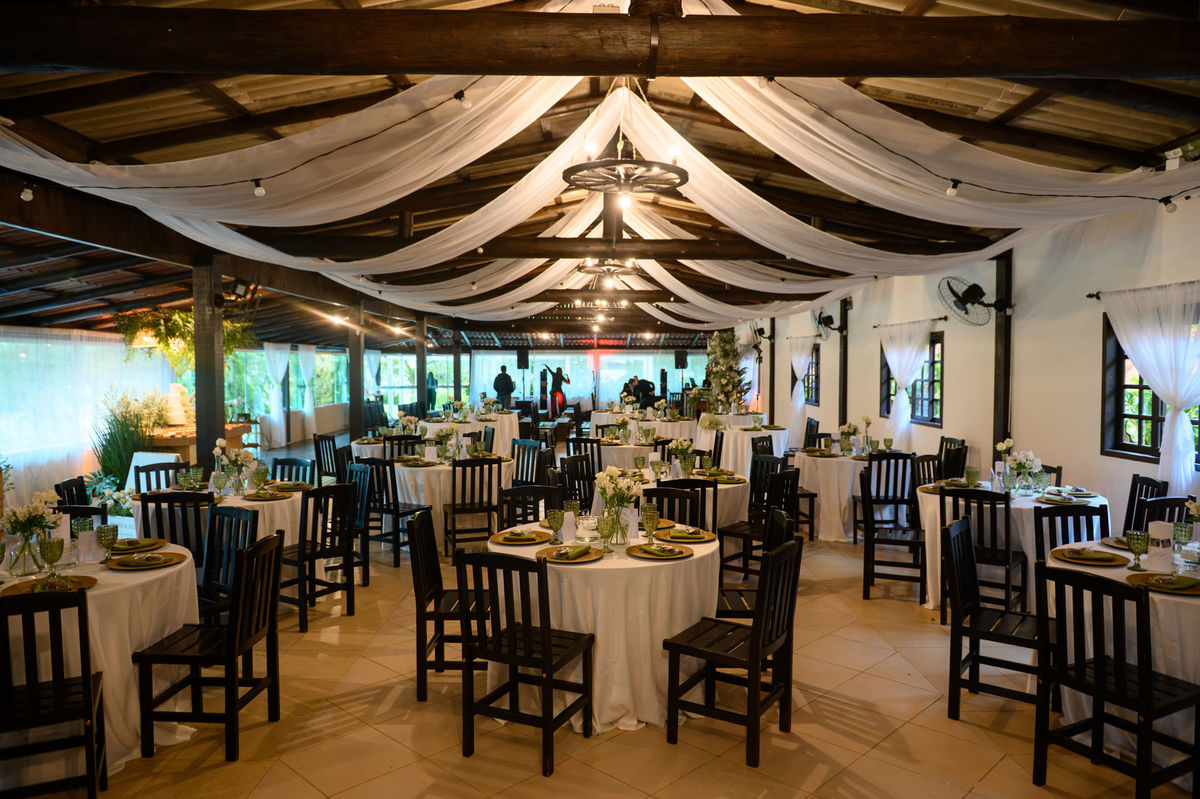  Salão preparado para casamento no Rancho do Tinho em Camboriú