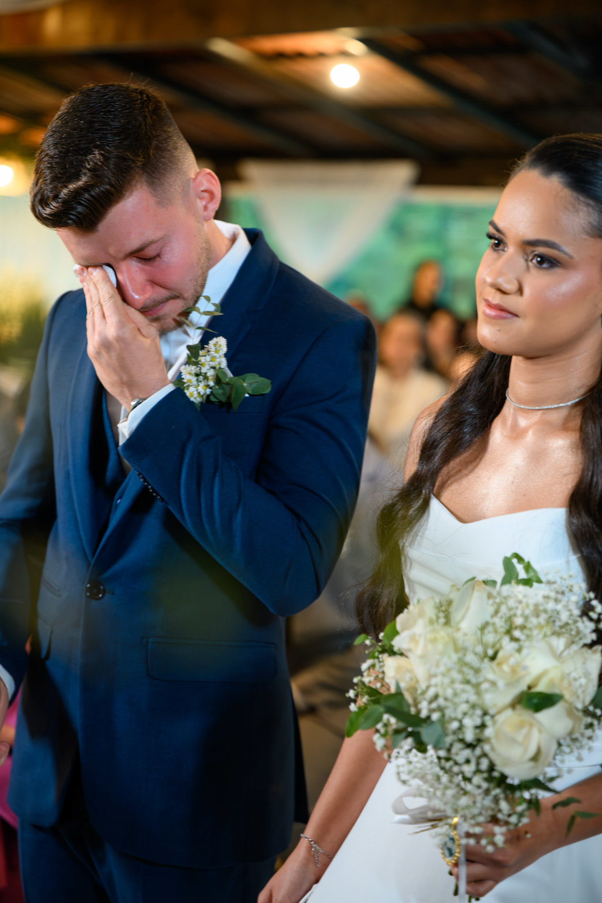  Noivo chorando ao lado da noiva durante a cerimônia de casamento