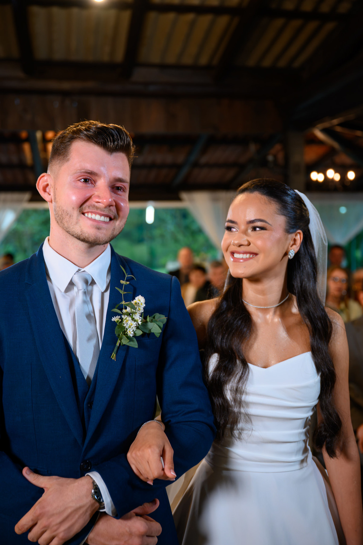 Casal sorrindo durante a cerimônia de casamento
