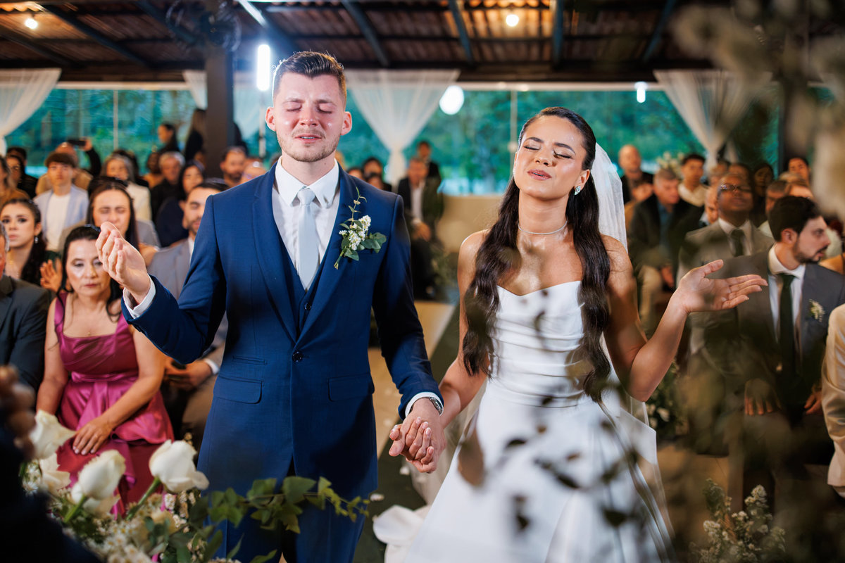 Casal em oração durante casamento religioso em Camboriú