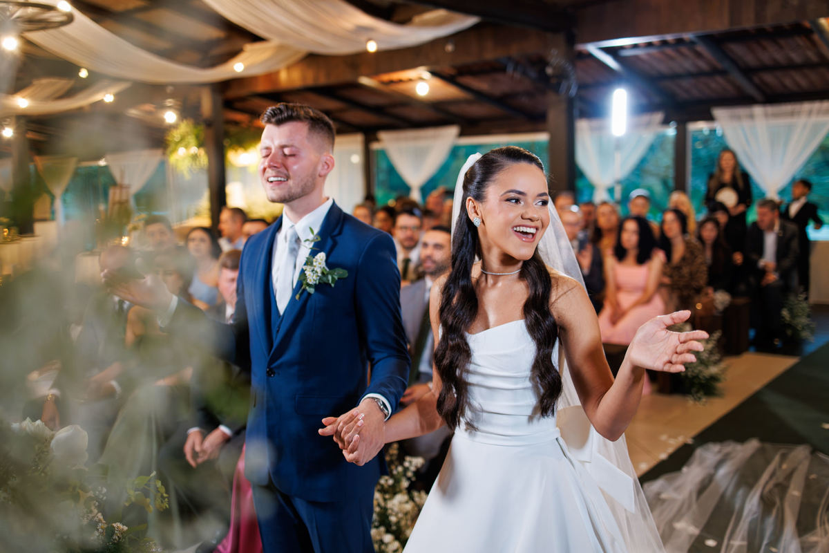 Casal durante momento de oração na cerimônia de casamento