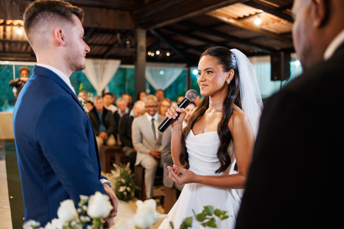 Noiva lendo os votos para o noivo durante o casamento
