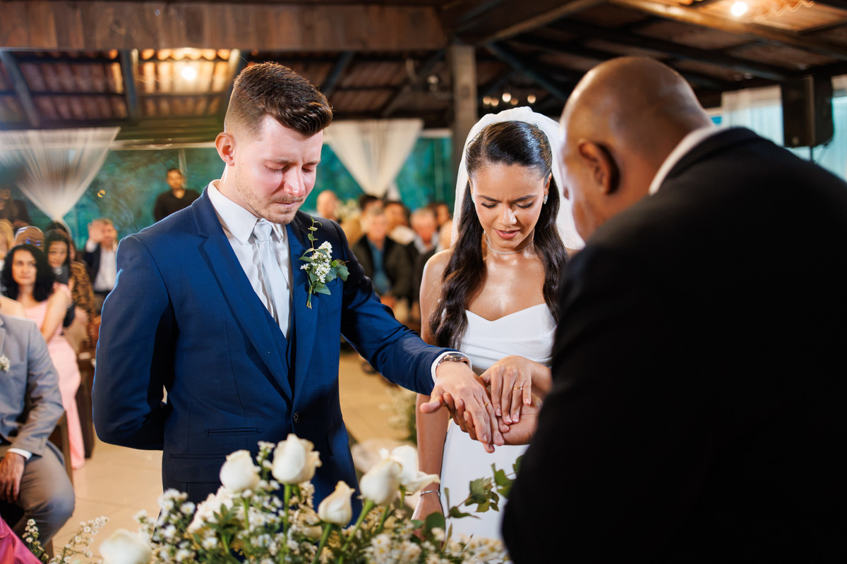  Casal durante rito da cerimônia de casamento