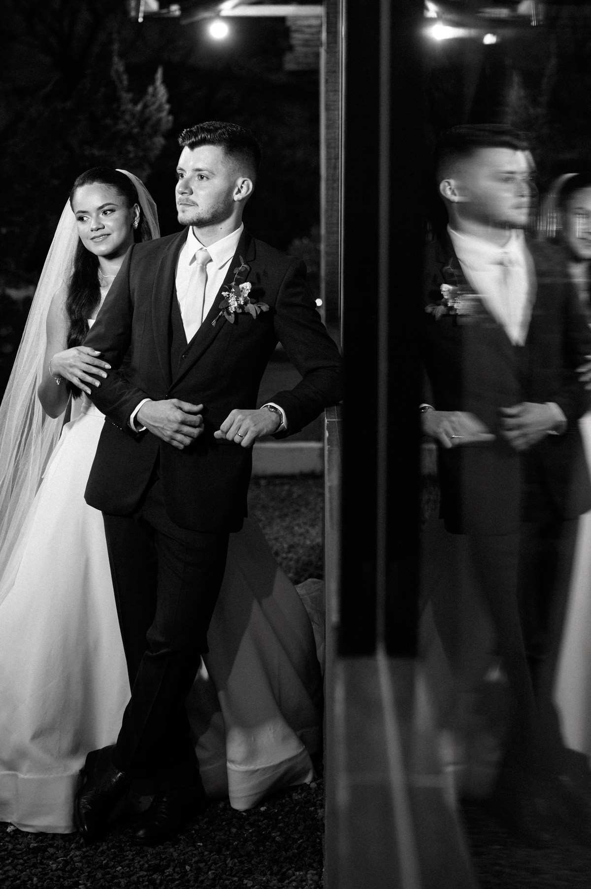 Retrato em preto e branco do casal com reflexo no vidro