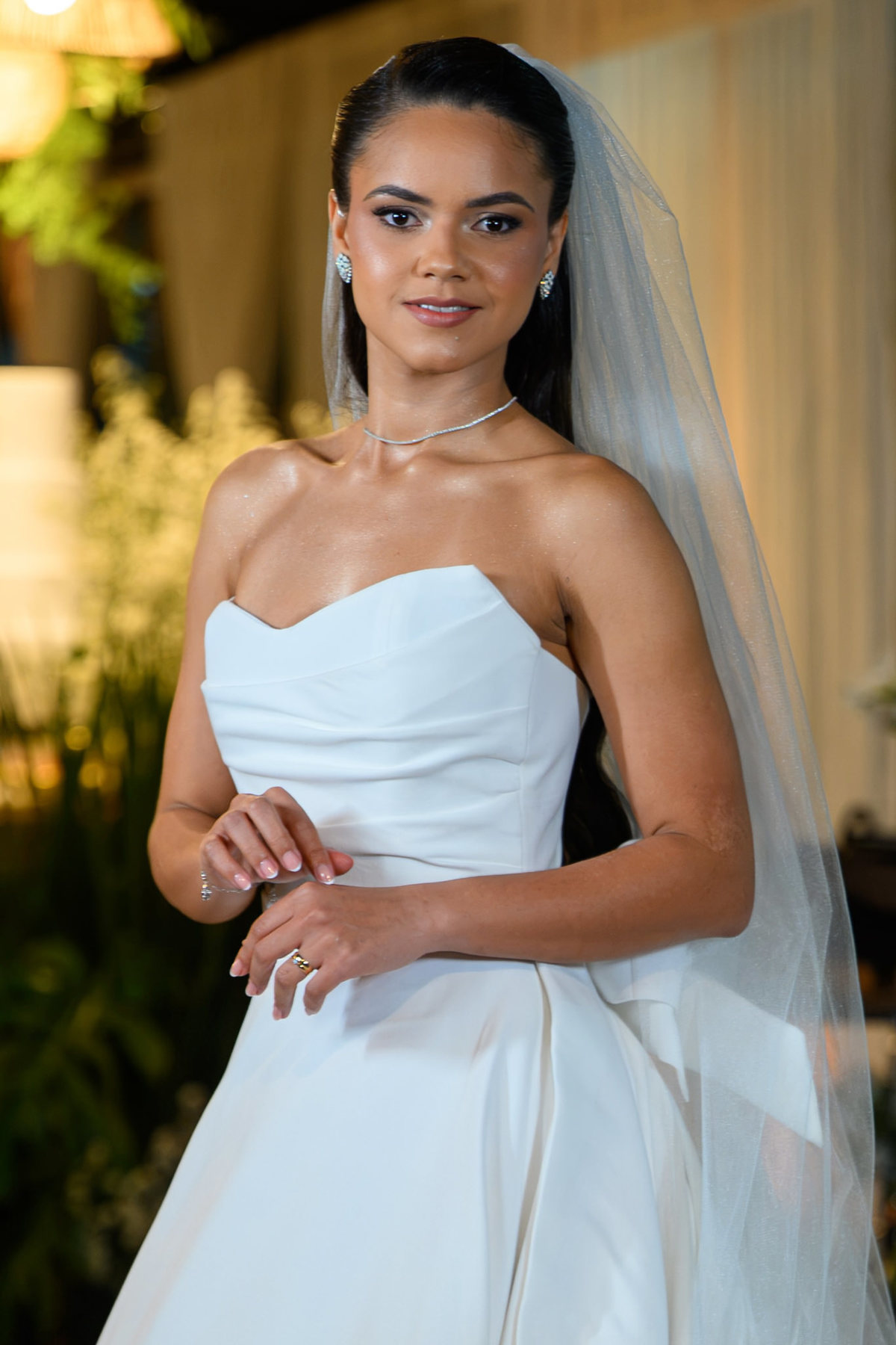 Retrato editorial da noiva com vestido branco e véu
