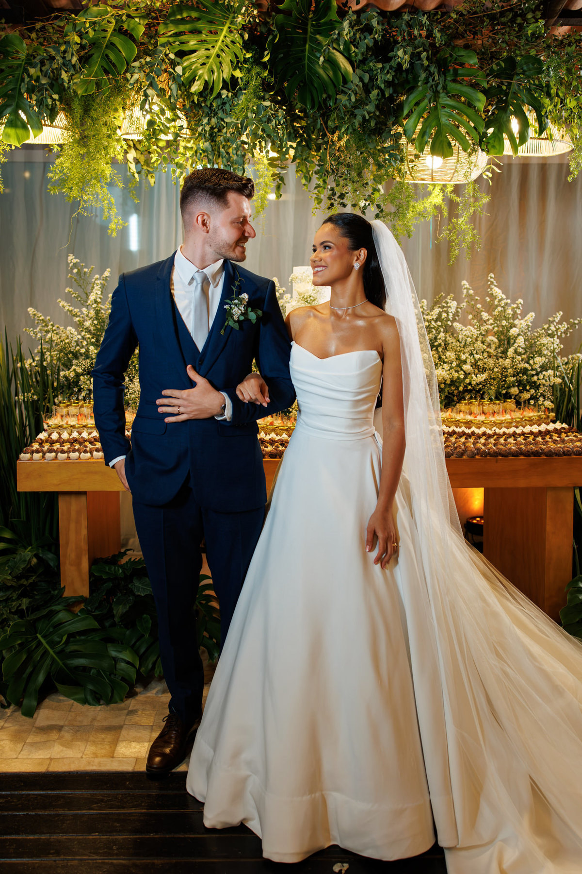 Casal diante da decoração da recepção no Rancho do Tinho