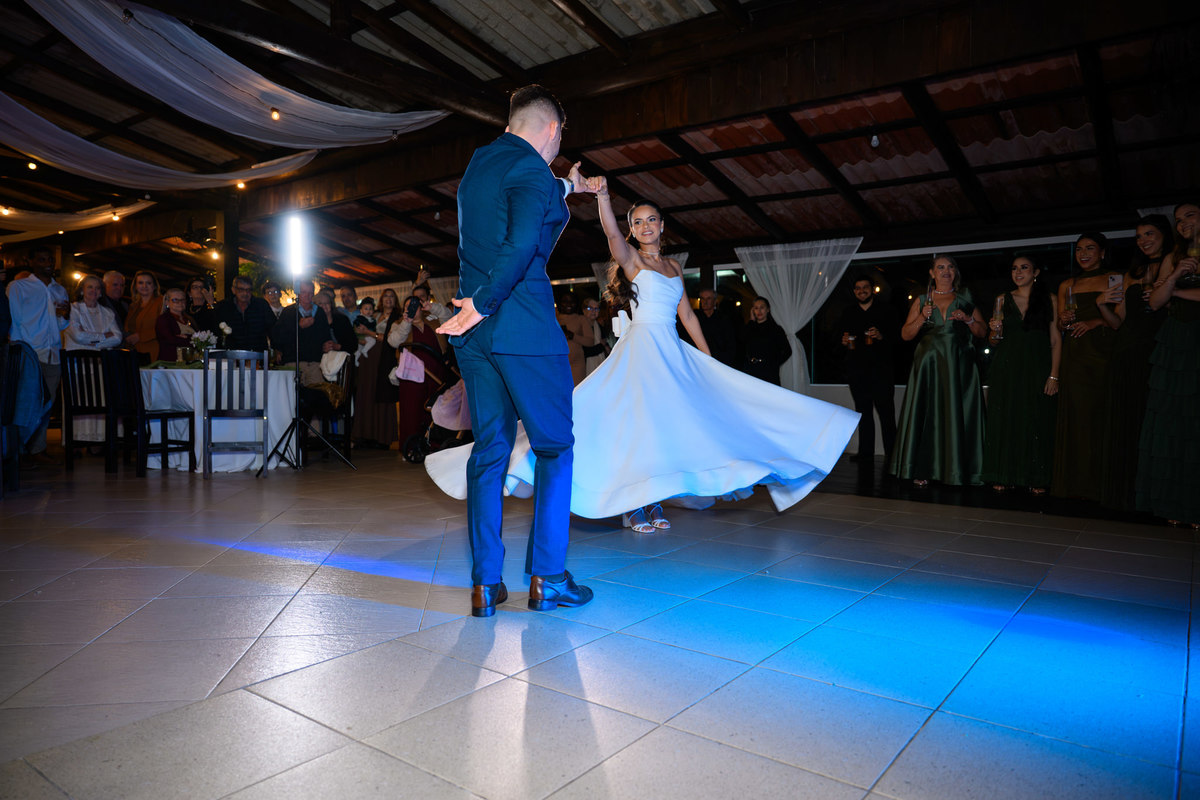 Primeira dança dos noivos no casamento em Camboriú