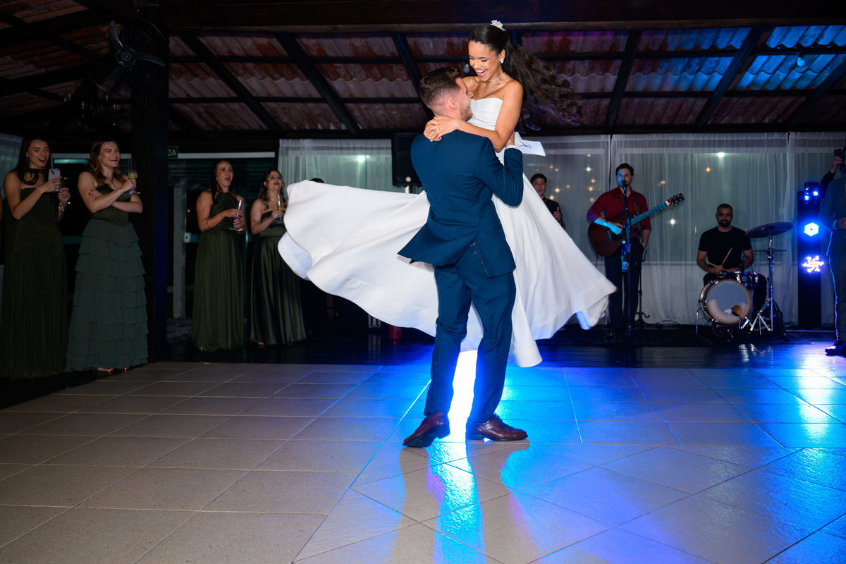Noivo levantando a noiva durante a primeira dança