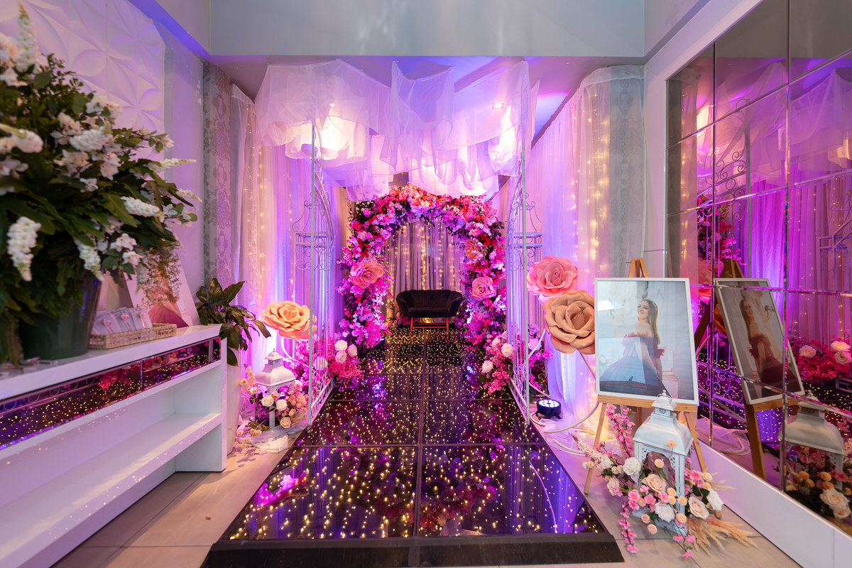 05. Corredor de entrada com flores, espelhos e iluminação da festa de 15 anos
