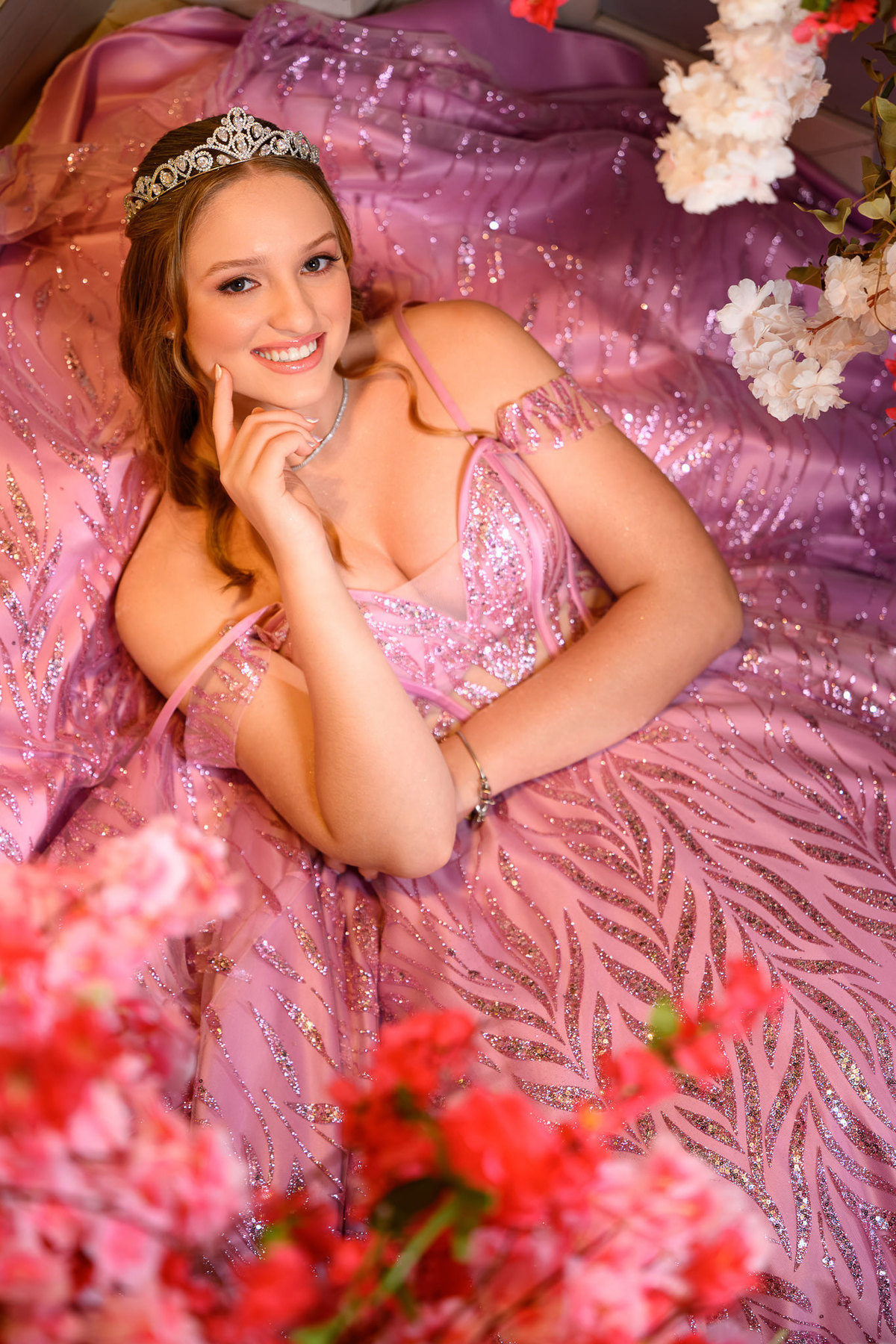 15. Debutante fotografada de cima sobre o próprio vestido rosa
