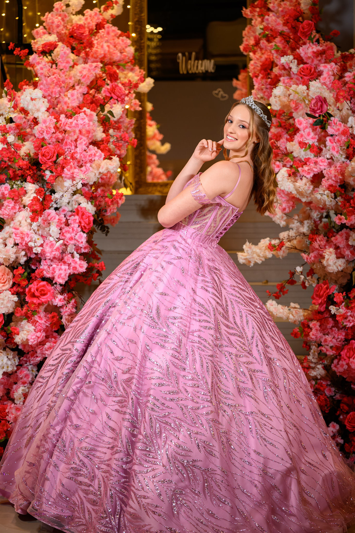 16. Retrato de corpo inteiro valorizando o volume do vestido de 15 anos
