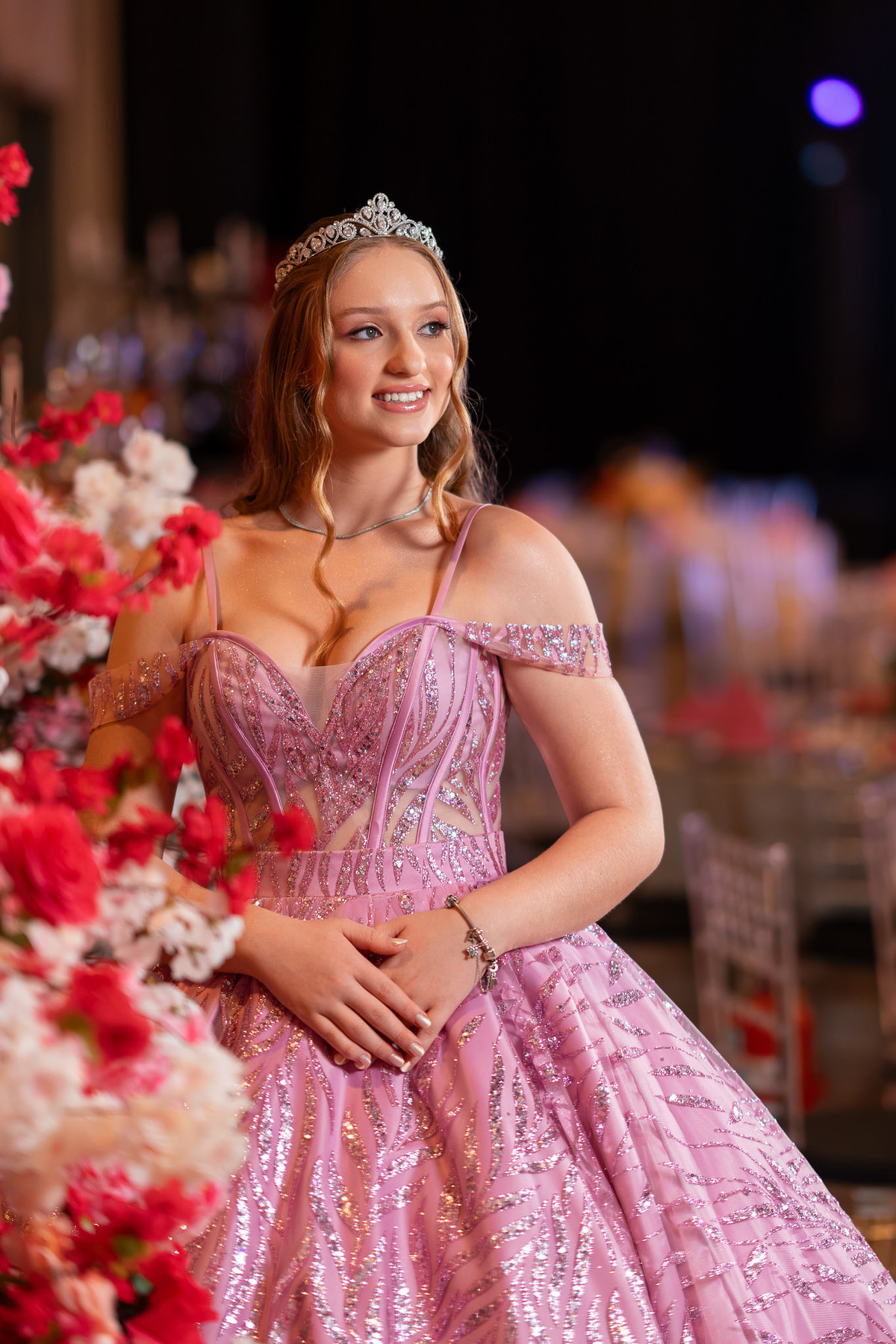 17. Retrato da debutante ao lado da decoração floral da festa
