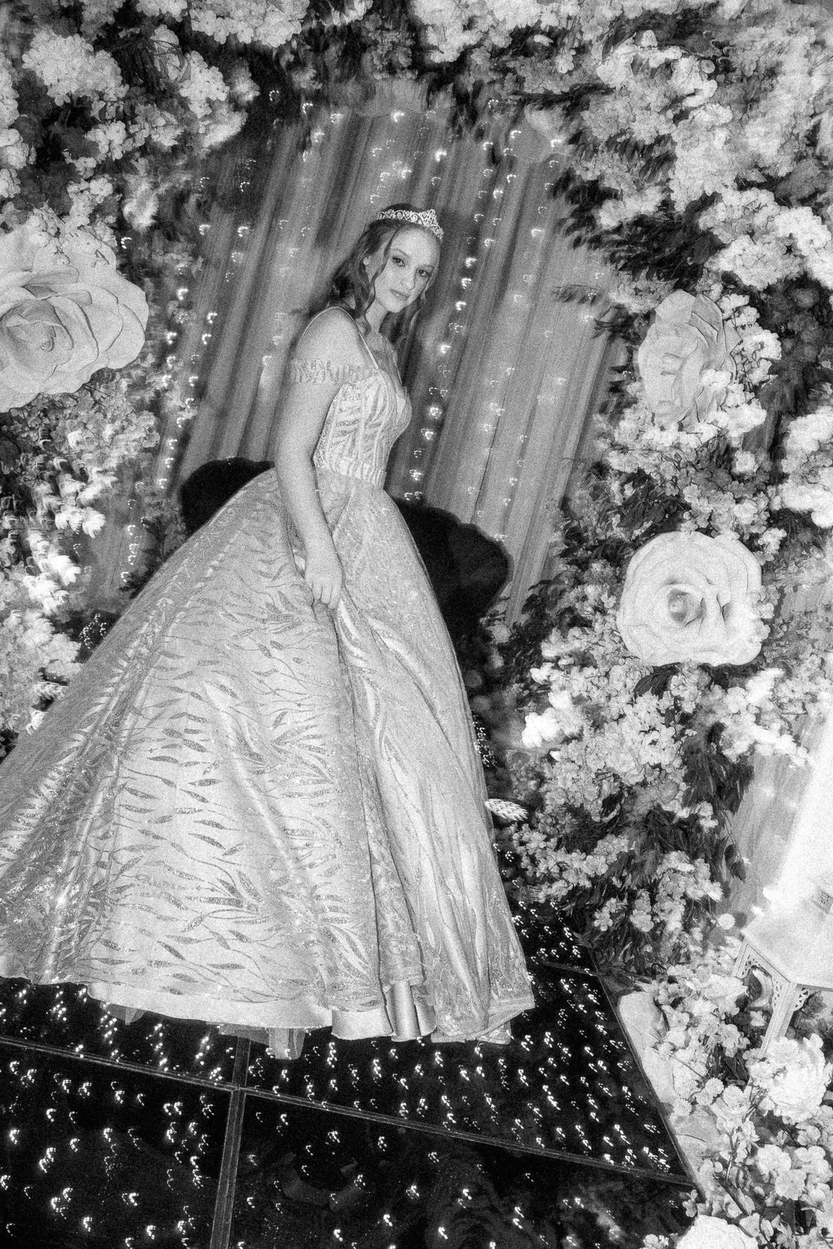 19. Retrato em preto e branco da debutante com câmera inclinada
