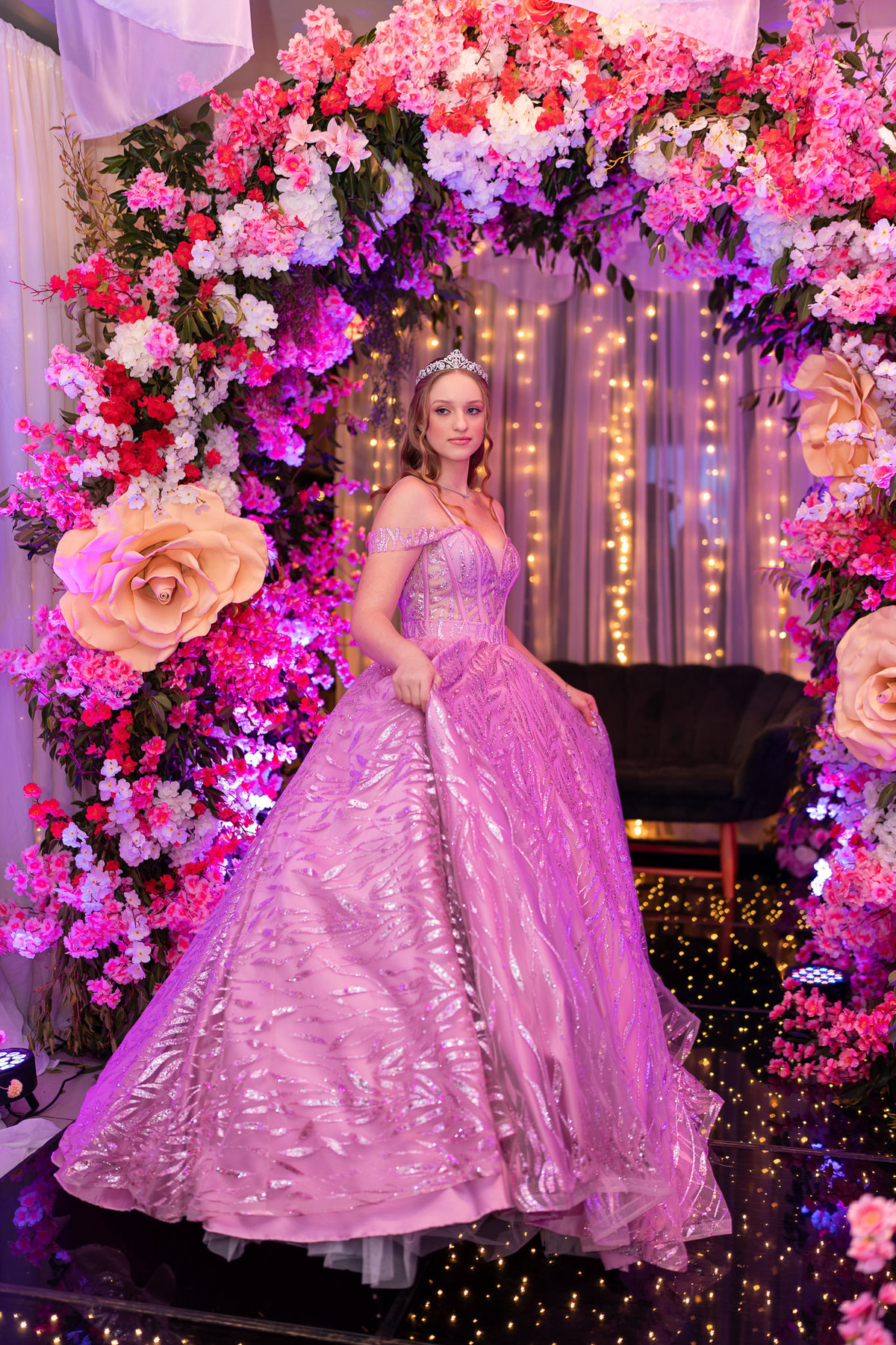 20. Debutante de vestido rosa dentro de grande arco floral
