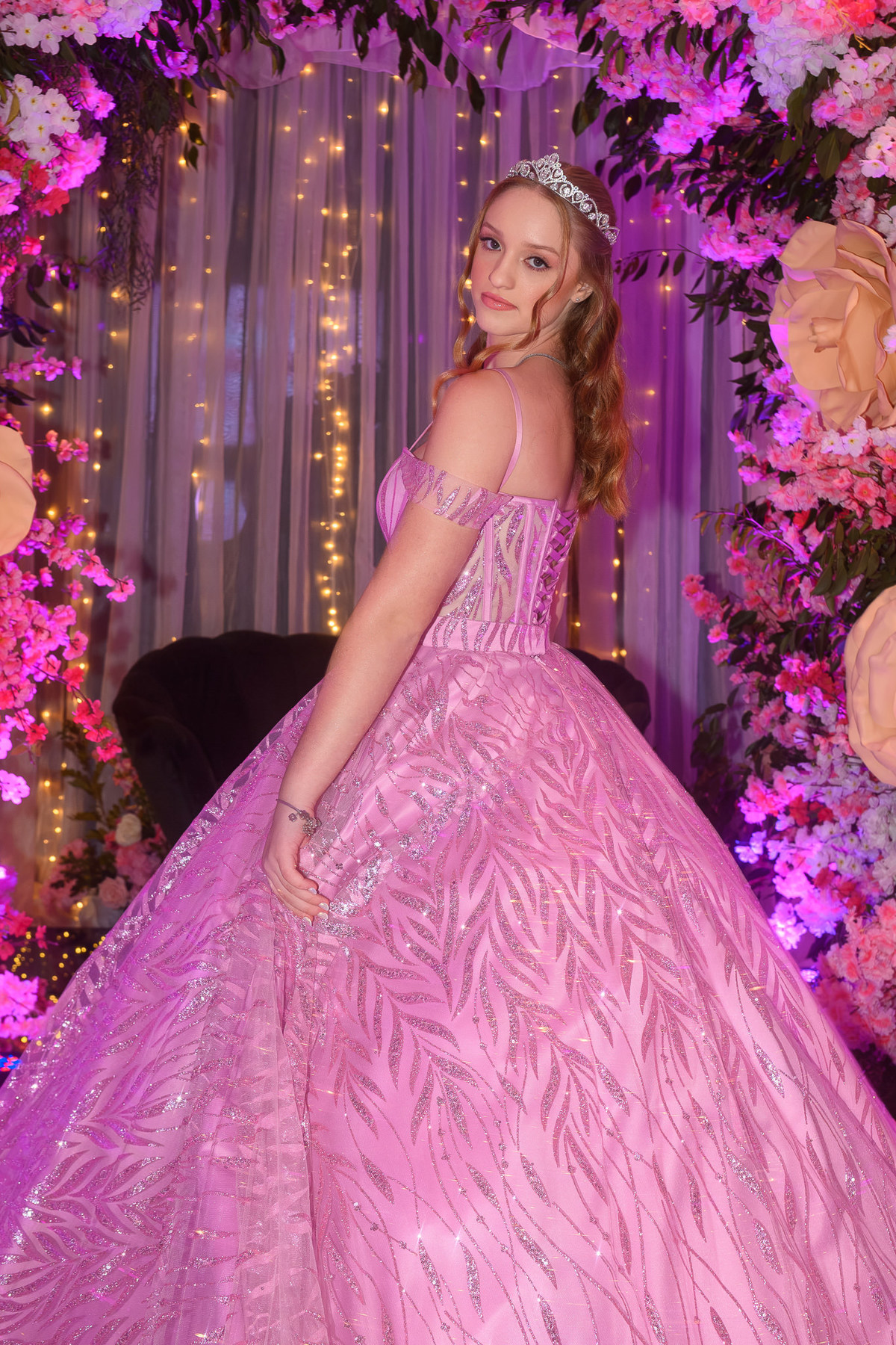 21. Retrato da debutante olhando para trás com vestido em destaque
