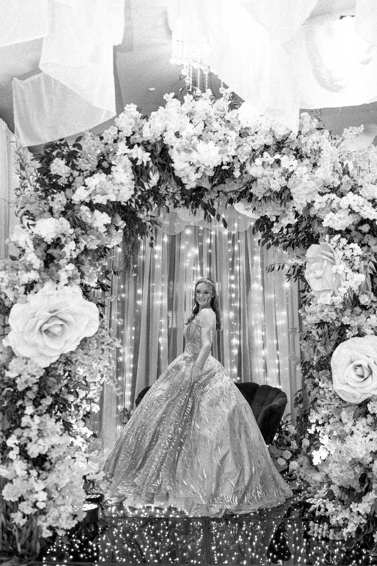22. Retrato amplo em preto e branco da debutante no cenário floral
