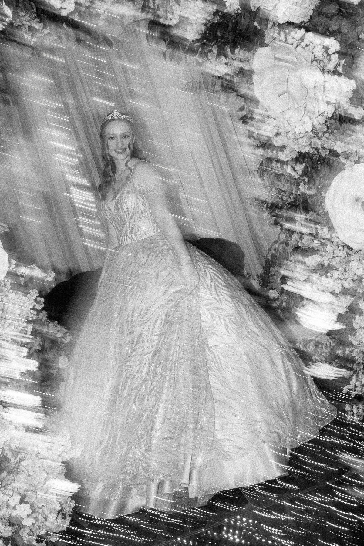 23. Fotografia editorial em preto e branco com movimento e desfoque intencional
