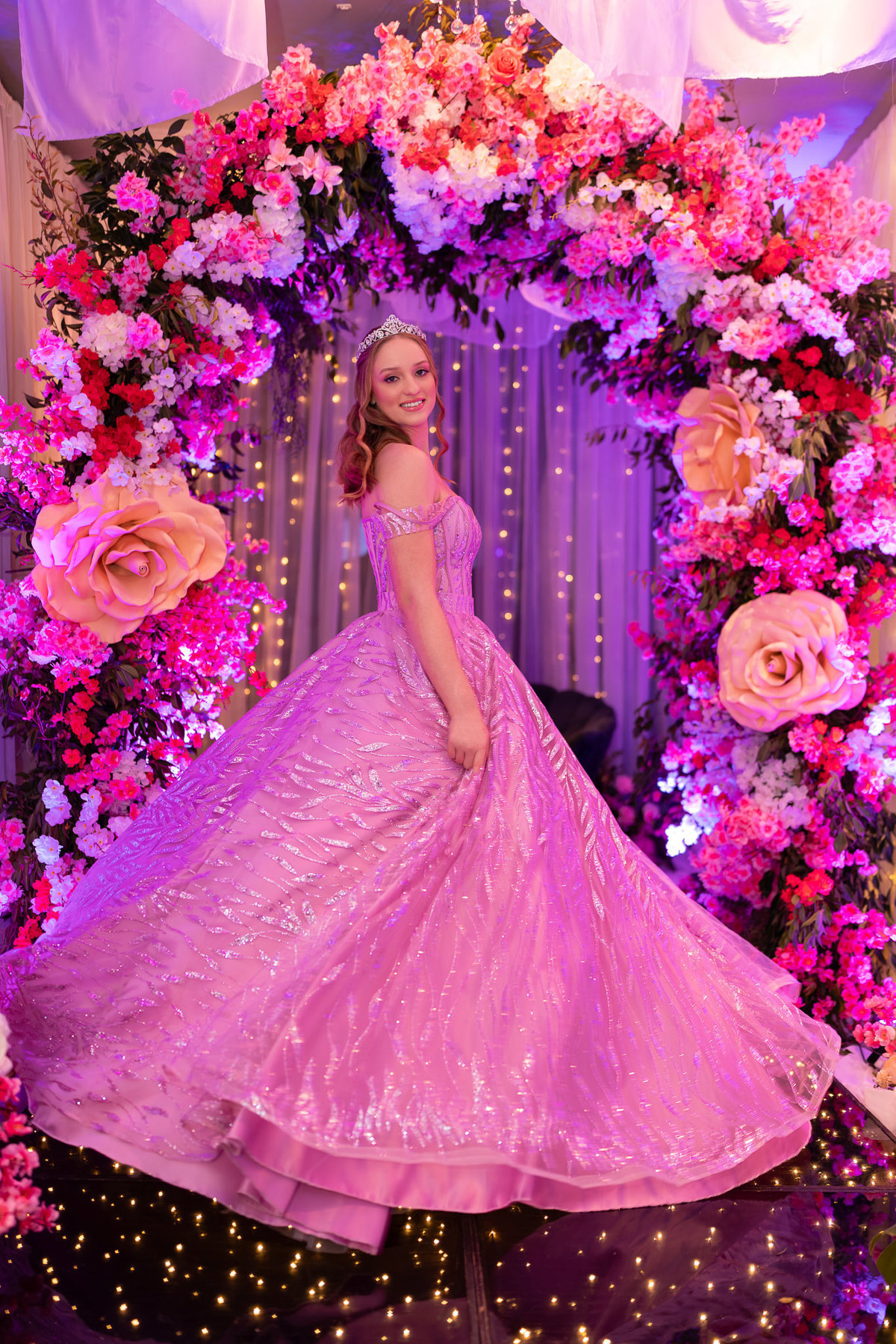 24. Debutante girando o vestido rosa em retrato com movimento
