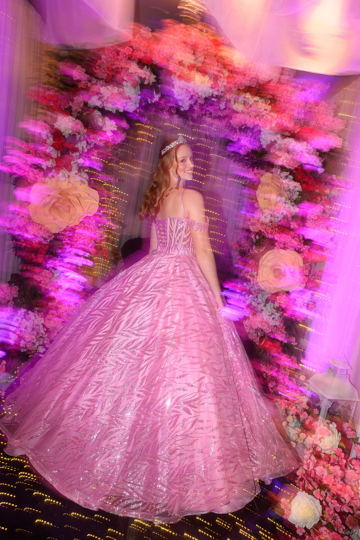 25. Retrato da debutante com arrasto de câmera e decoração rosa
