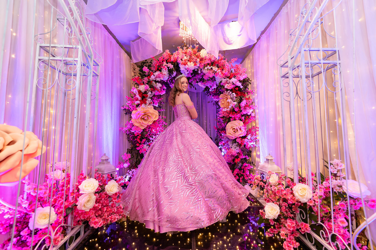 27. Debutante no corredor iluminado da decoração do Magic Festas
