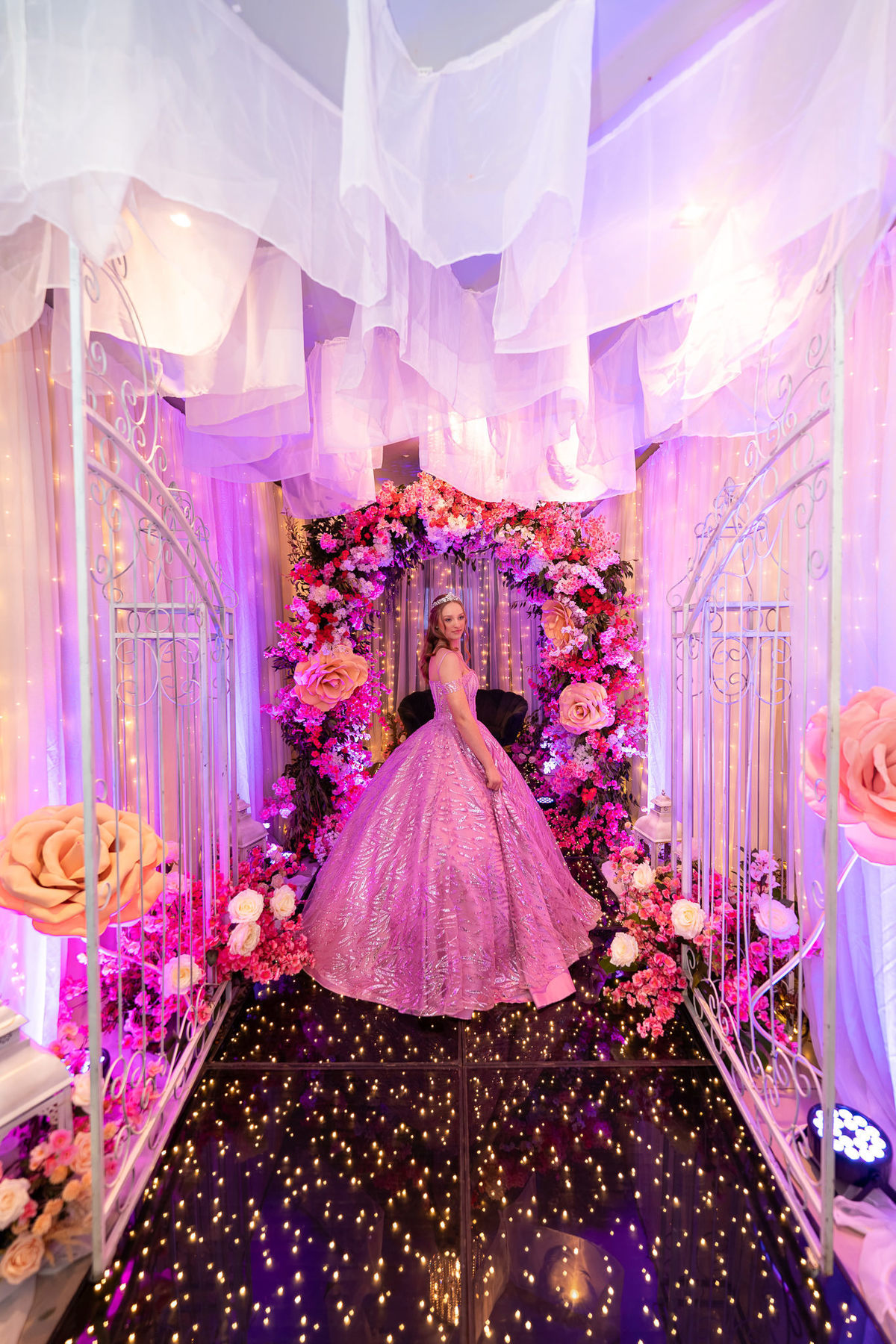 29. Debutante no corredor decorado com piso de luzes e estruturas brancas
