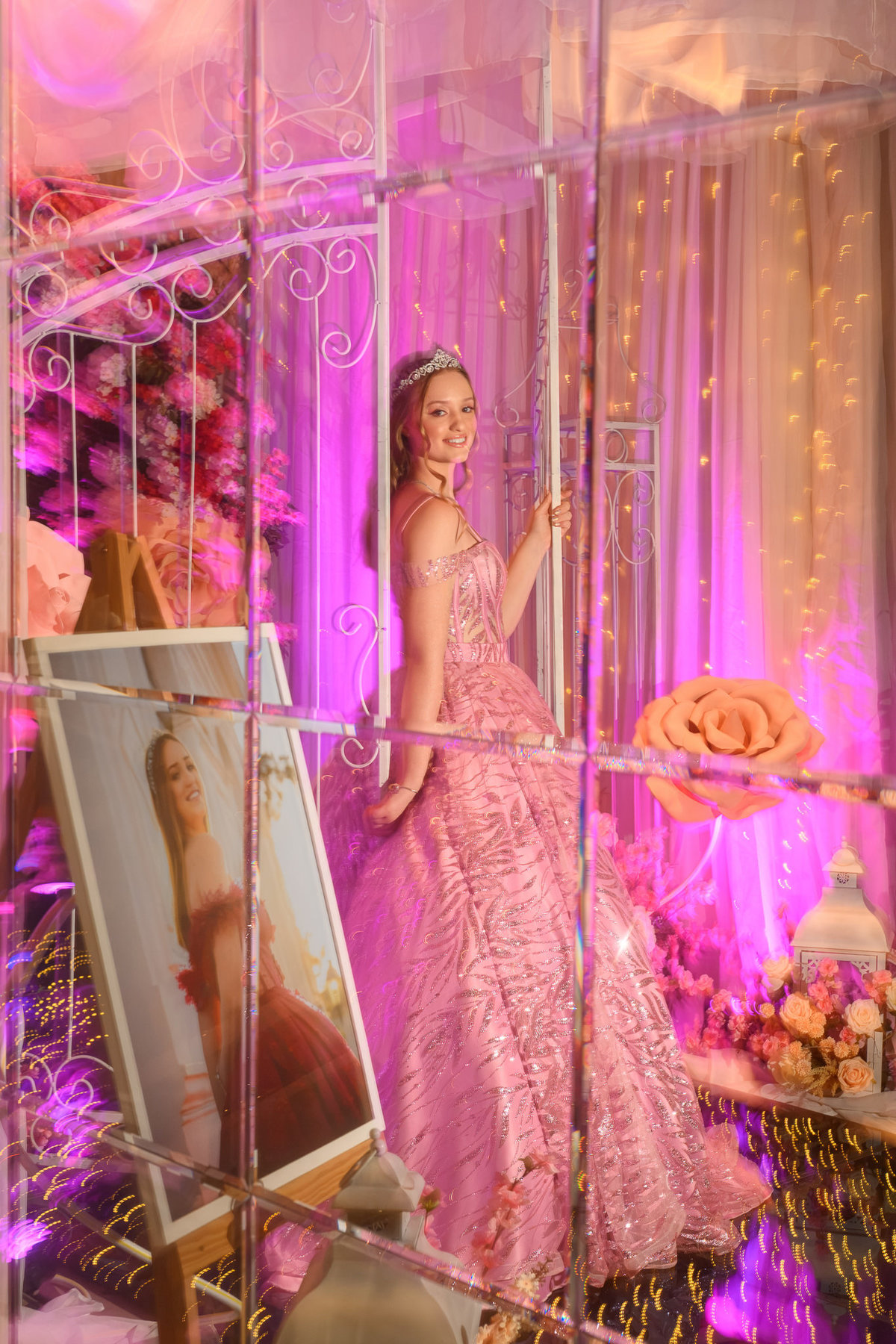 32. Debutante ao lado de retrato personalizado na decoração dos 15 anos
