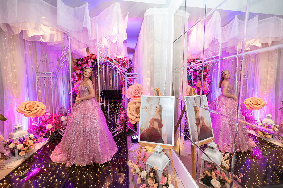 33. Debutante entre espelhos e retratos personalizados da festa
