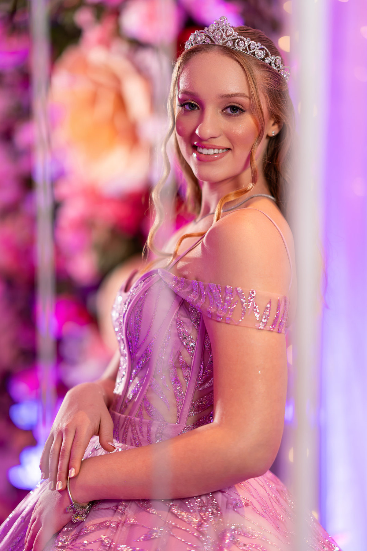 34. Retrato próximo da debutante com iluminação rosa e lilás
