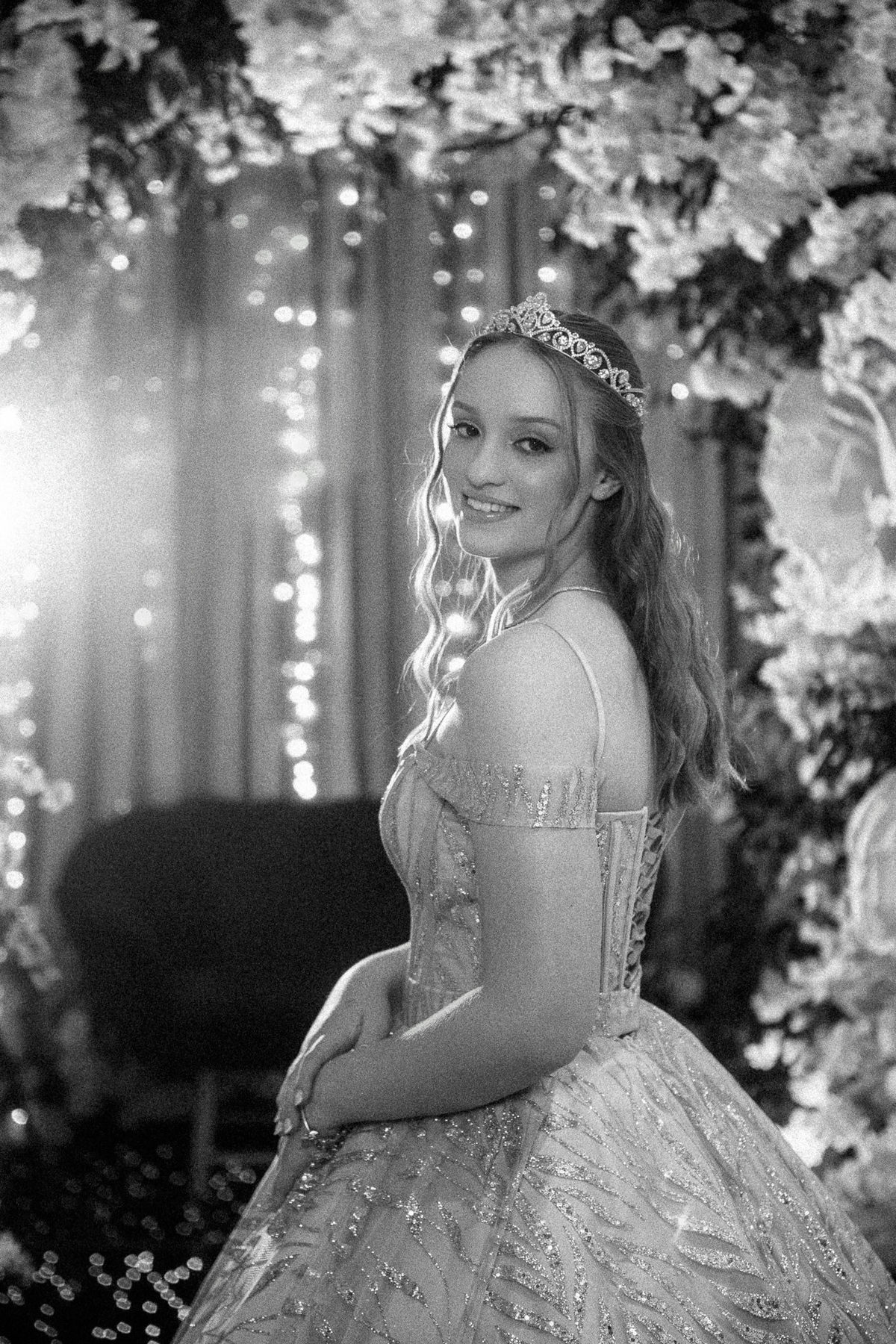 35. Retrato em preto e branco da debutante com contraluz e flores
