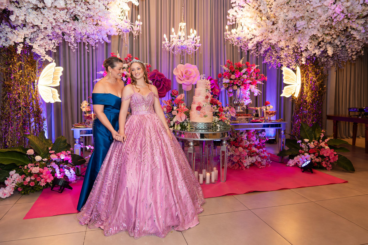 42. Debutante com a mãe diante da decoração da festa
