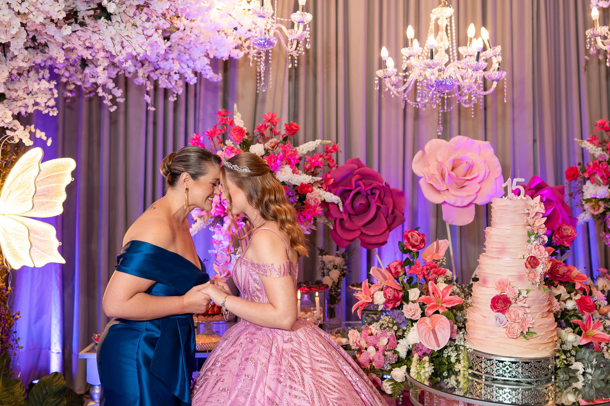 43. Mãe beijando a debutante durante a festa de 15 anos
