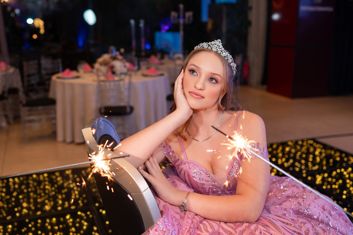 45. Retrato da debutante com sparklers sobre a pista de dança

