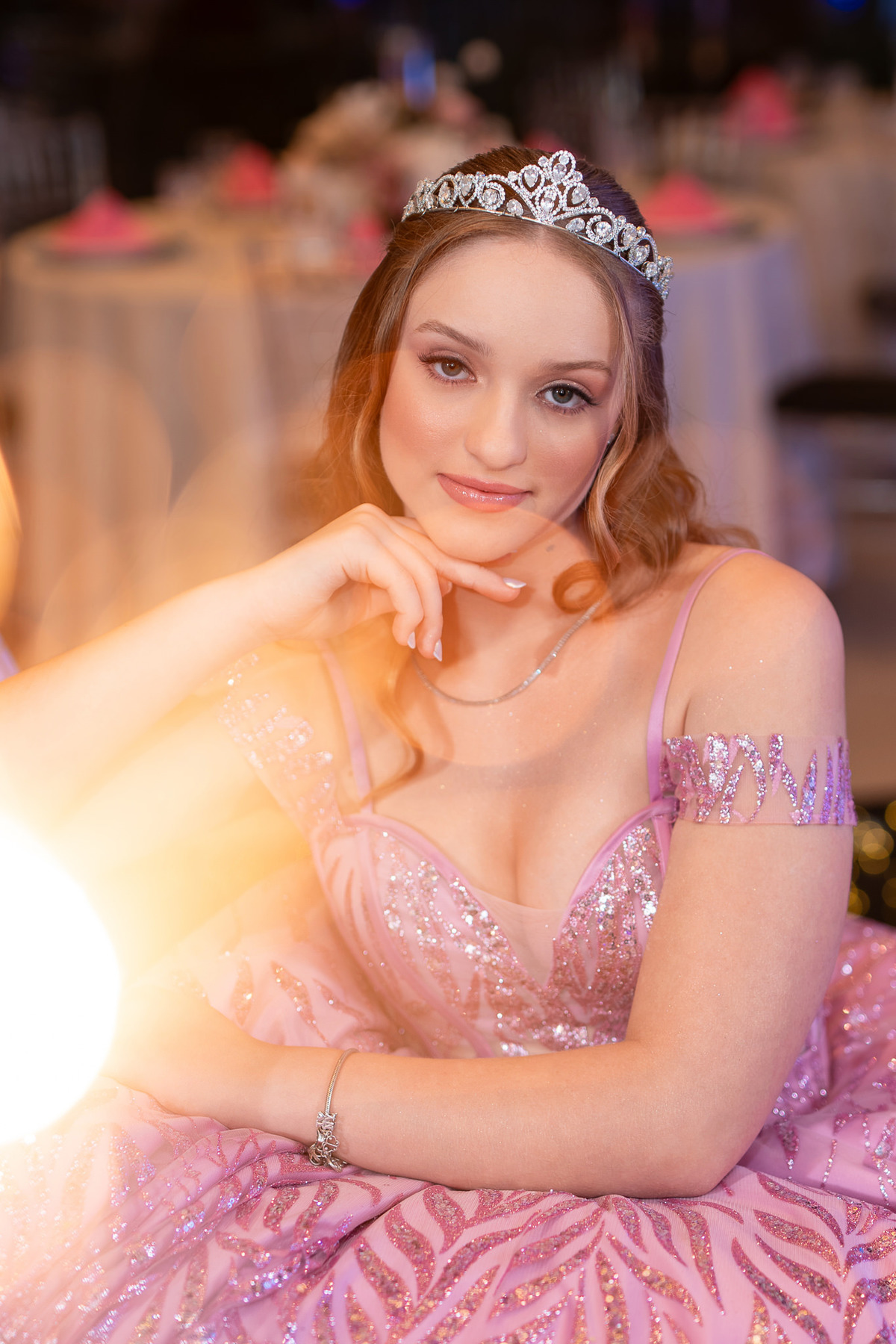 46. Retrato editorial da debutante com flare de luz em primeiro plano
