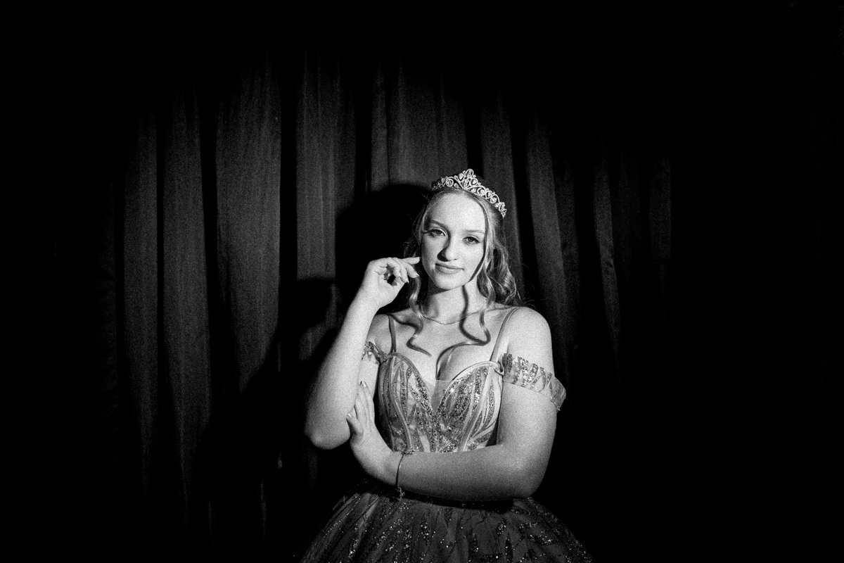 49. Retrato em preto e branco da debutante com luz recortada sobre fundo escuro
