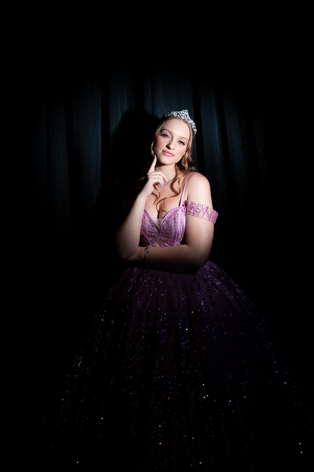 51. Retrato da debutante com vestido rosa desaparecendo no fundo escuro
