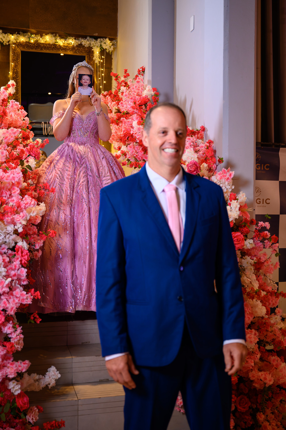 52. Pai em primeiro plano enquanto a debutante aparece na escada floral
