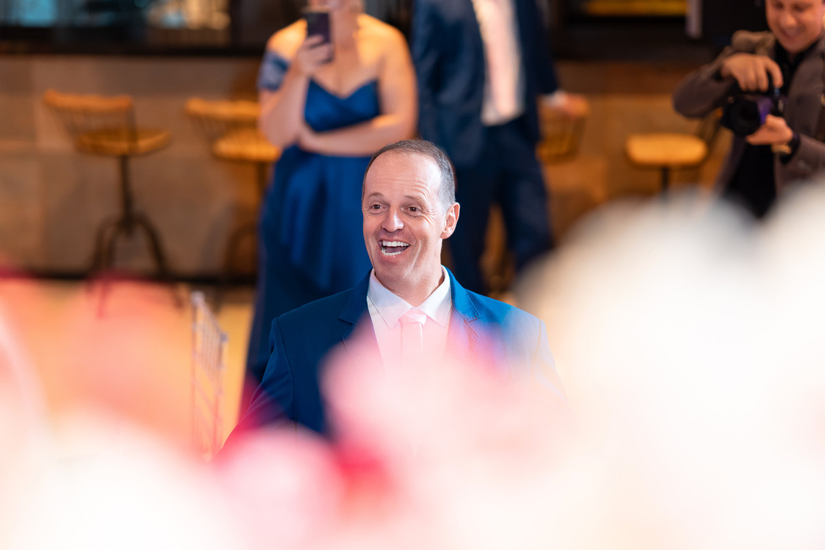53. Reação do pai ao ver a debutante durante a entrada da festa
