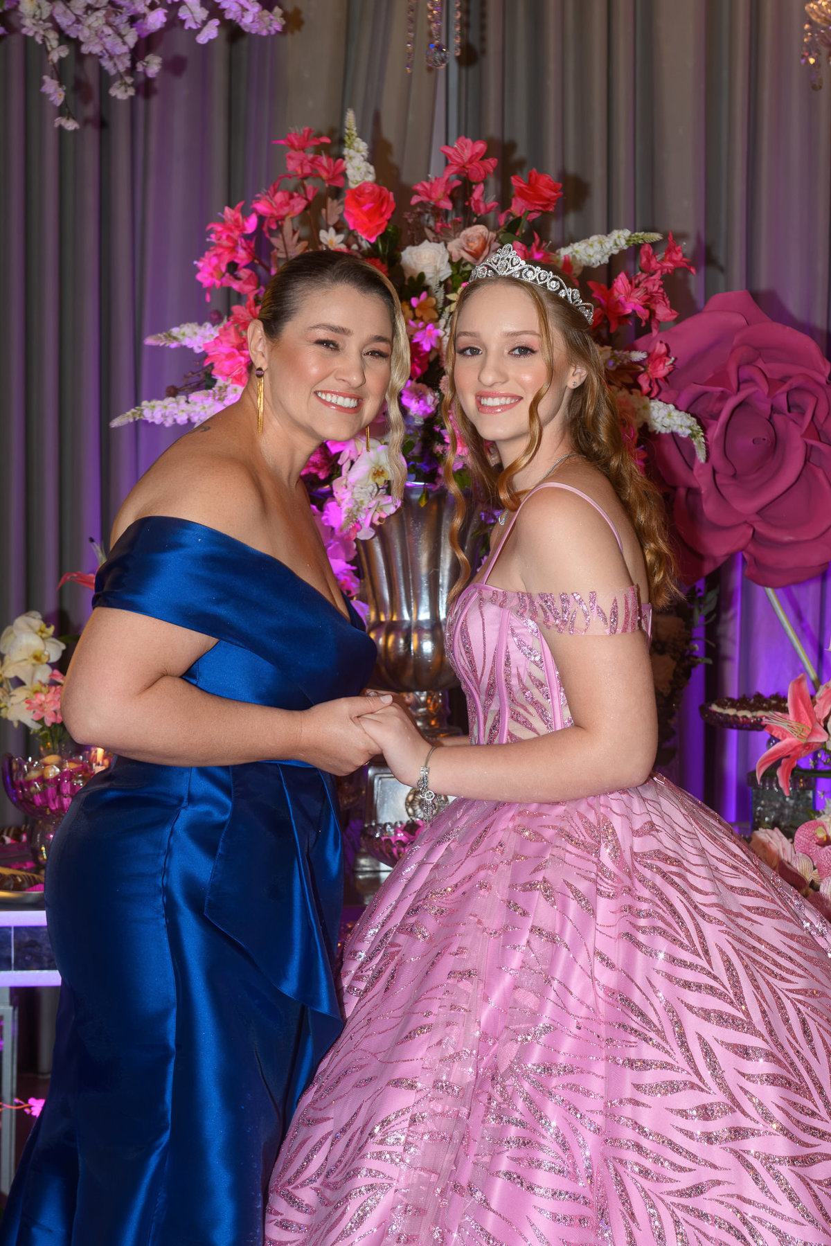 55. Debutante com a mãe durante momento familiar da festa
