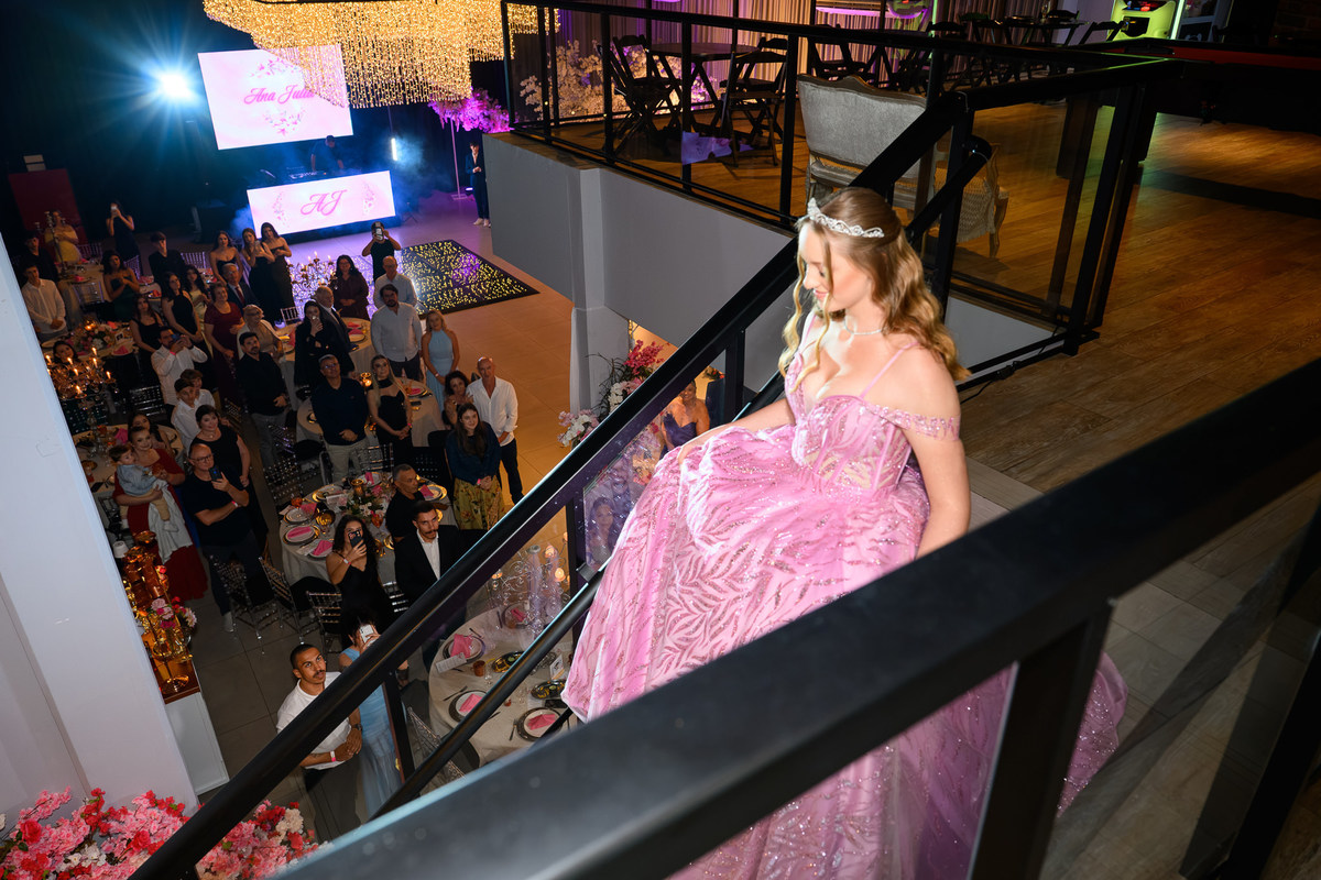 56. Debutante descendo a escada para a entrada oficial dos 15 anos
