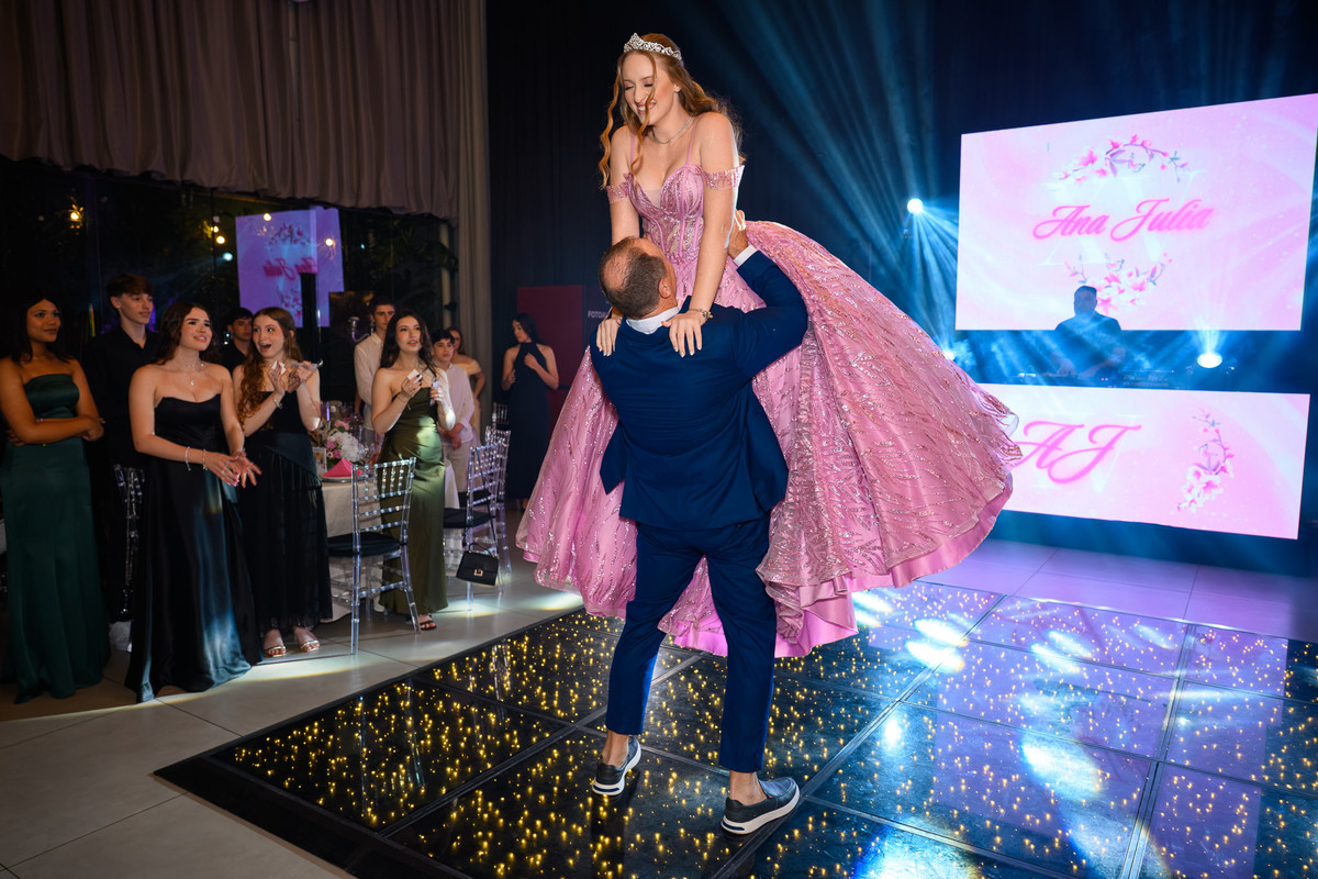60. Pai levantando a debutante durante momento da valsa
