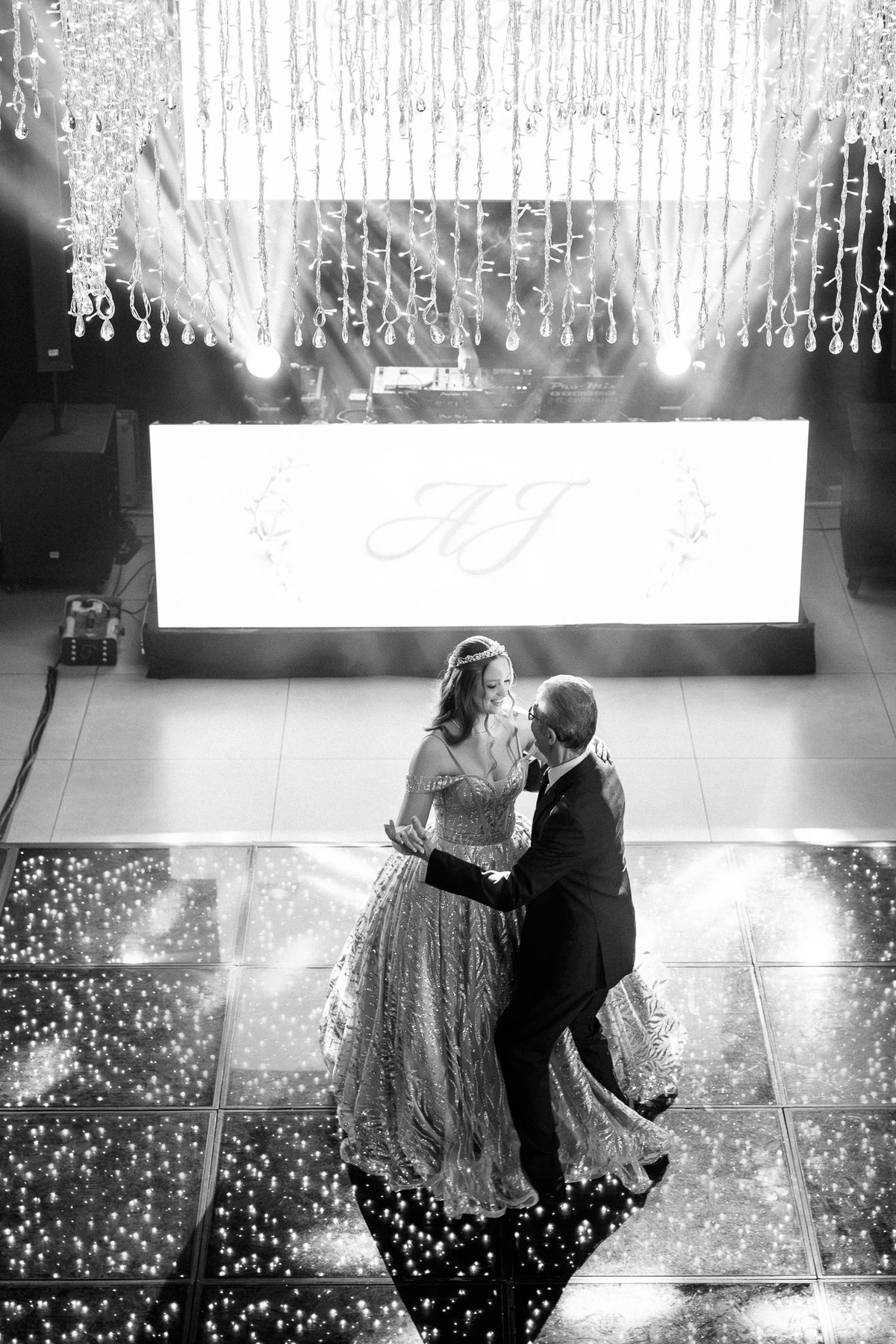 63. Dança da debutante fotografada de cima em preto e branco

