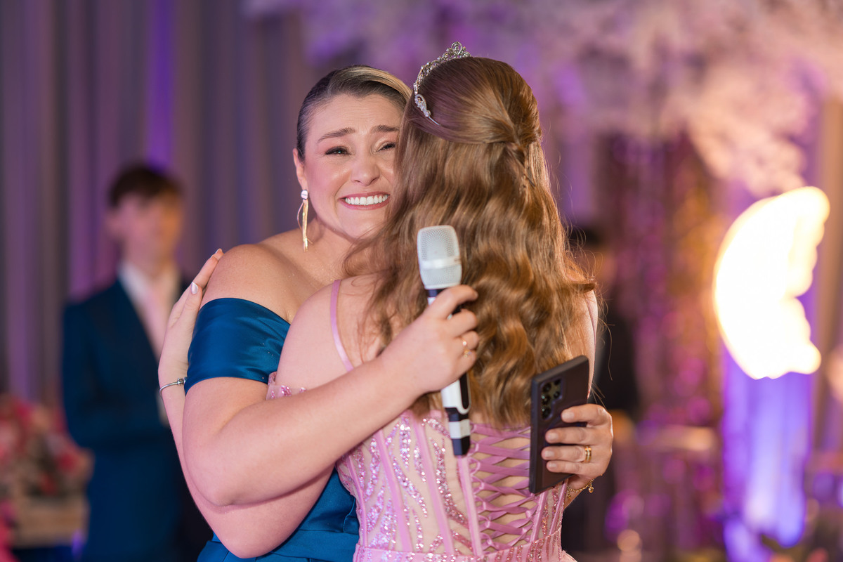 68. Abraço entre debutante e mãe durante homenagem na festa

