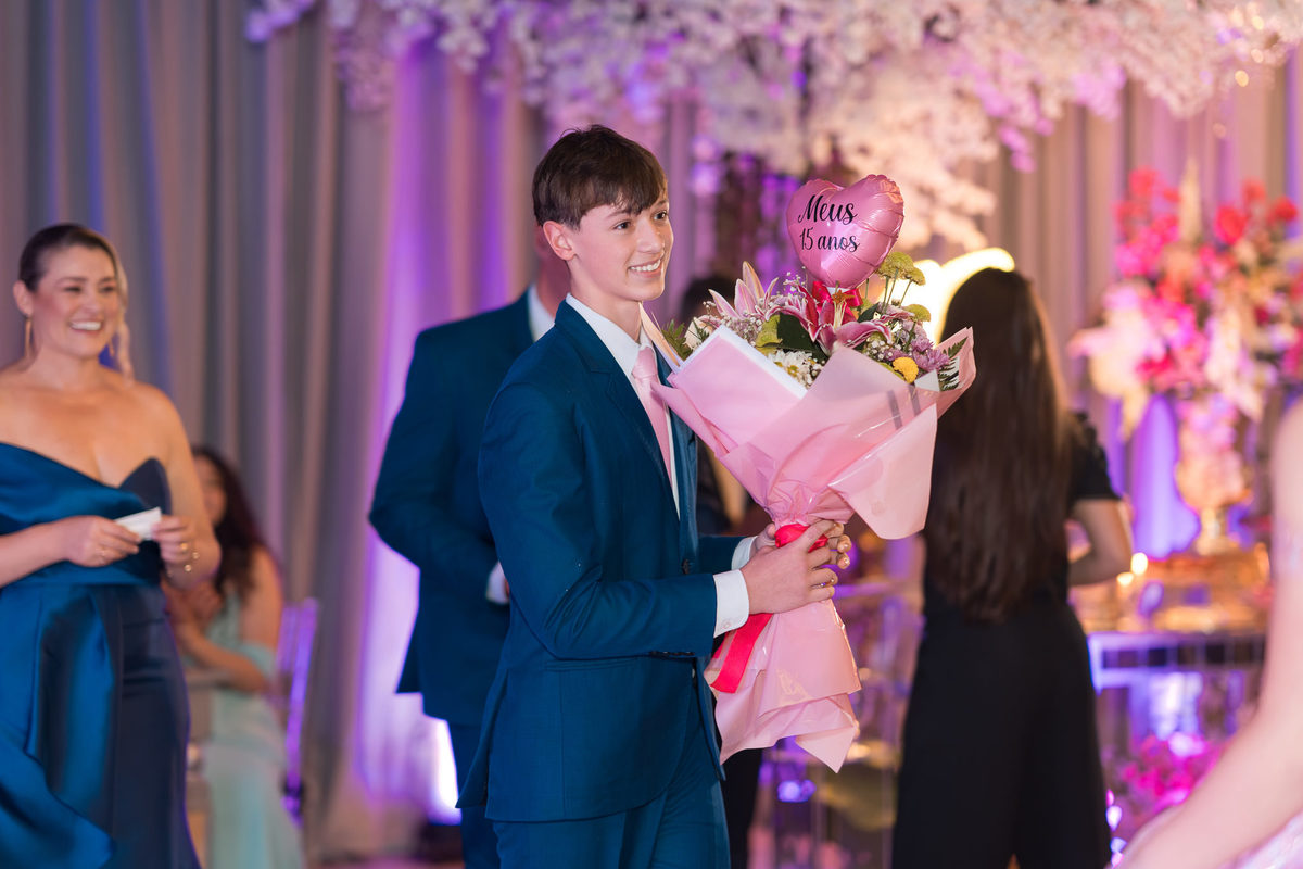 69. Debutante recebendo buquê durante as homenagens dos 15 anos
