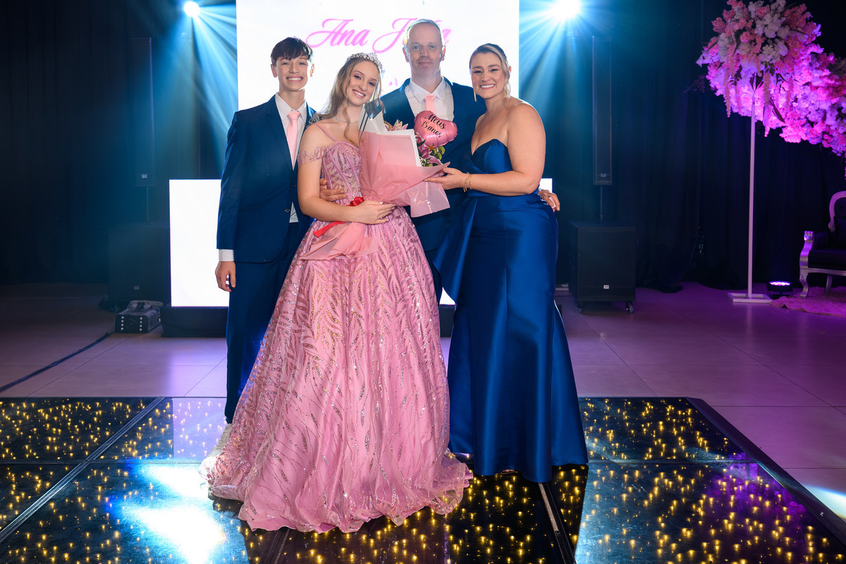 71. Debutante reunida com a família após as homenagens
