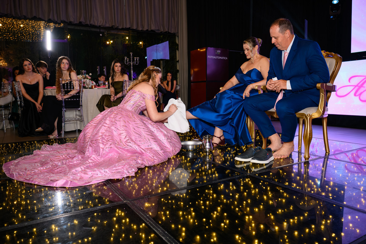 73. Debutante lavando os pés dos pais durante momento de homenagem
