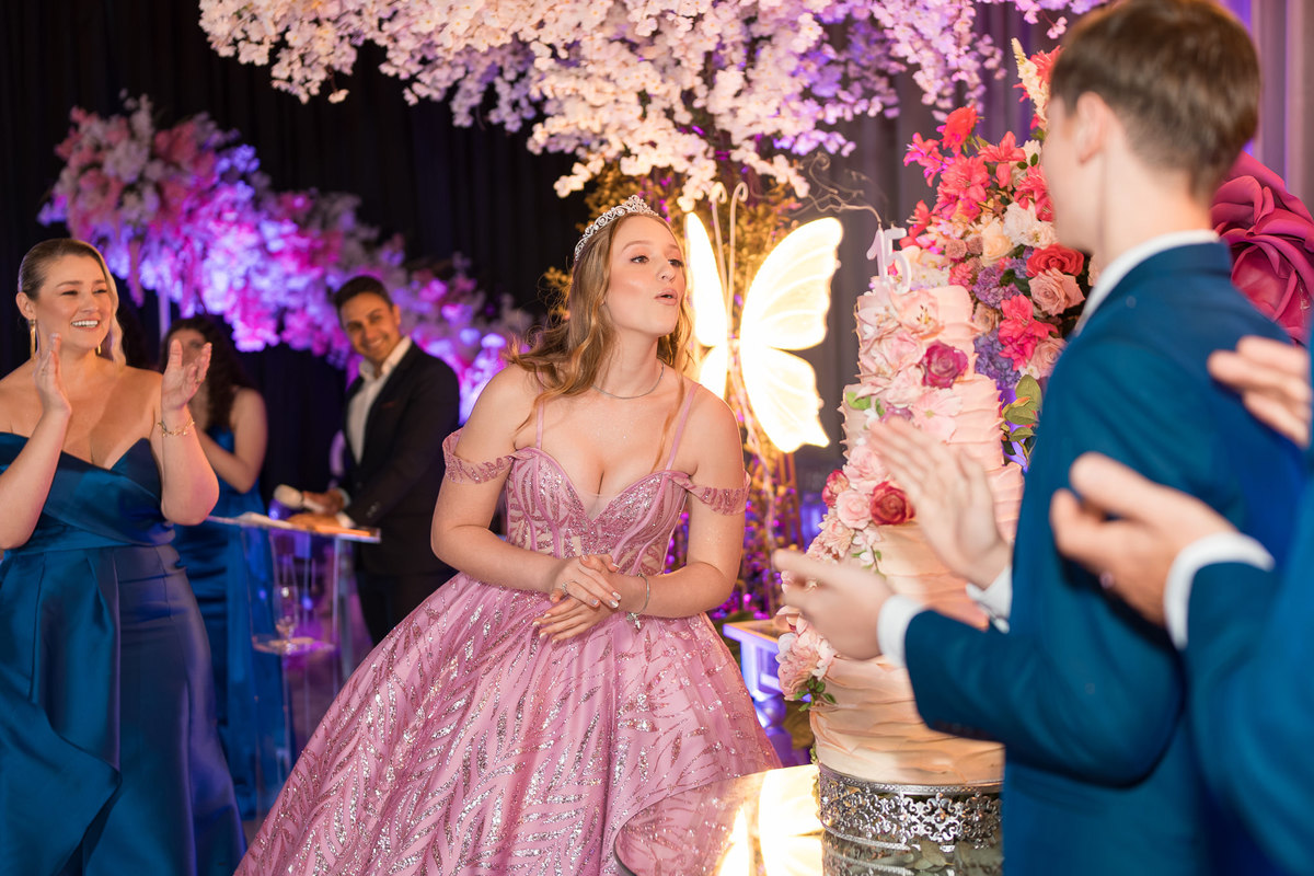 75. Debutante e familiares durante o momento do bolo de 15 anos
